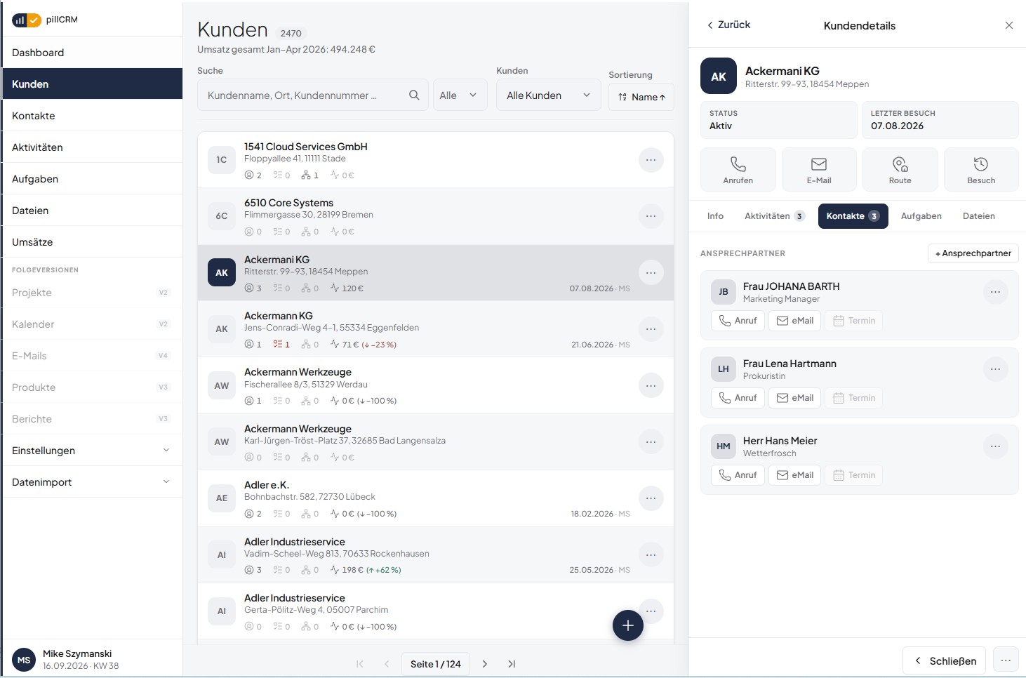 pillCRM Kundenliste mit geöffneten Kundendetails und Ansprechpartnern